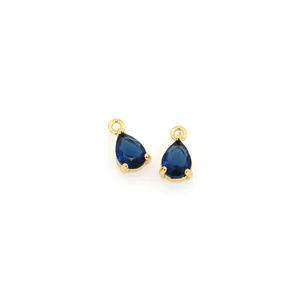 Dettaglio dei ciondoli a goccia placcati oro 18K con zirconi blu per creazione di gioielli