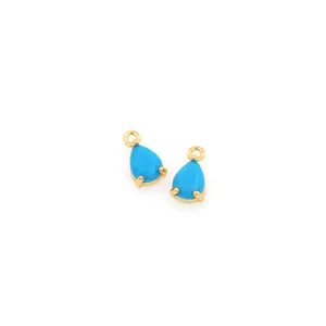 Dettaglio di pendenti a goccia placcati in oro 18K con pietra turchese e micro zirconi