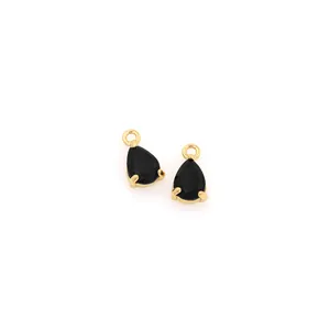 Dettaglio di due pendenti a goccia placcati in oro 18K con pietre di zircone nero