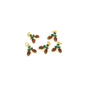 Set van 5 kerst hulst hangers met groene kristallen en rood emaille voor DIY sieraden maken