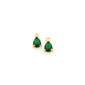 Dettaglio macro di ciondoli a goccia placcati oro 18K con pietre di zircone verde