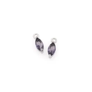 Dettaglio macro di ciondoli marquise viola con castoni in argento per gioielli DIY