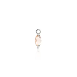 Dettaglio del ciondolo con gemma rosa taglio marquise e incastonatura in micro-pavé d'argento