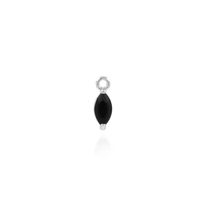 Dettaglio del ciondolo a goccia argentato con pietra nera taglio marquise e micro castone