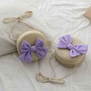Borsa a tracolla rotonda in paglia per bambine con fiocco a pois viola e tracolla