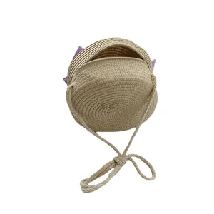 Borsa a tracolla rotonda in paglia intrecciata con fiocco viola e zip per bambina