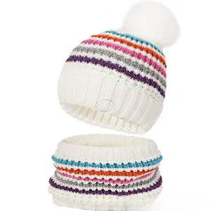 Détail d'un ensemble bonnet et écharpe en tricot à rayures colorées pour enfants