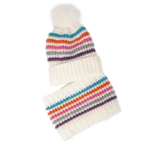 Ensemble bonnet et écharpe tricotés pour enfants avec rayures colorées et pompon blanc