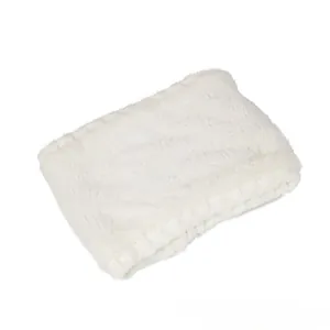 Détail d'un tour de cou blanc en maille torsadée avec doublure polaire pour enfants