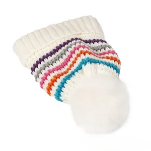 Détail d'un bonnet d'hiver tricoté avec rayures colorées et pompon blanc duveteux