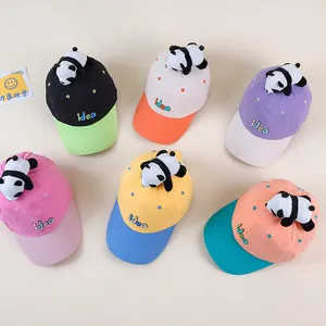Kinder-Baseballkappen-Set mit Panda-Plüschdekor und gestickten Buchstaben in verschiedenen Farben