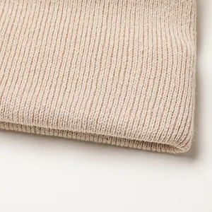 Detailopname van beige geribbelde gebreide textuur van wintermuts voor kinderen met naden