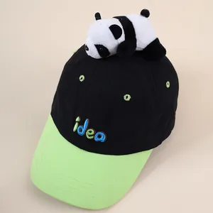 Draufsicht auf Kinder Baseballkappe mit Plüschpanda und grünem Schirm