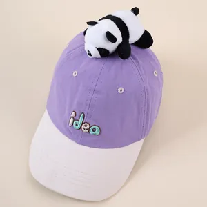 Detailaufnahme der Kinder-Basecap mit Plüsch-Pandabär und besticktem Idea-Schriftzug