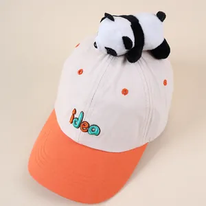 Detail einer Baseballkappe mit 3D-Plüschpanda und bunter 'idea' Stickerei für Kinder