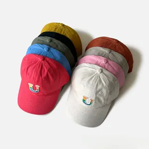 Vue détaillée de casquettes de baseball en coton pour enfants en huit couleurs avec broderie U