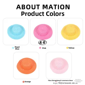 Détail de chapeaux de paille tressés en bleu roi, rose, jaune, orange et rose clair