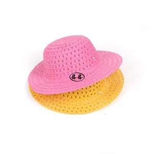 Détail de chapeaux de paille tissés rose et jaune pour peinture DIY et loisirs créatifs enfants