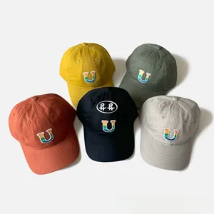 Mise à plat de casquettes de baseball enfant avec broderie U arc-en-ciel en cinq couleurs