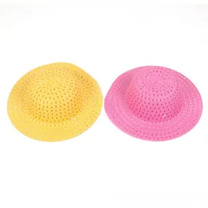 Vue détaillée de chapeaux de paille DIY rose et jaune avec tissage ajouré respirant