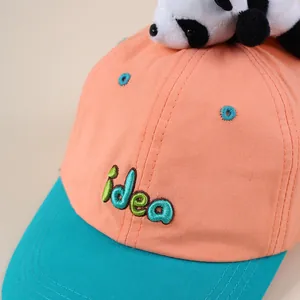 Detailansicht der bestickten Idea-Buchstaben und des süßen Plüsch-Pandas auf der Kappe