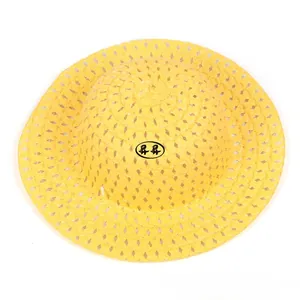 Vue de dessus d'un chapeau de paille tressé jaune vif à larges bords pour enfants