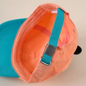 Detail der Kinder-Baseballkappe mit verstellbarem blauem Riemen und silberner Metallschnalle
