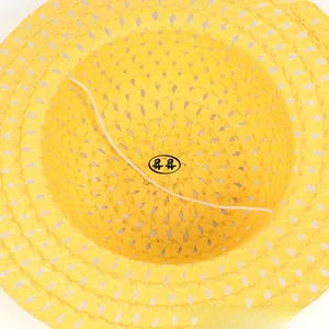 Vue intérieure du chapeau de paille jaune avec motif diamant blanc et cordon élastique