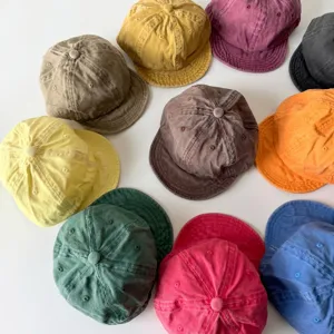 Vari colori di cappellini baby vintage in tela lavata con visiera corta morbida