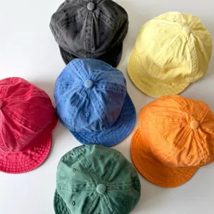 Vista piatta di cappellini rétro in cotone lavato per neonati in sei colori vivaci