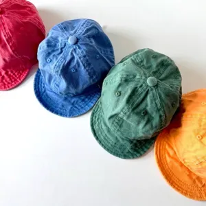 Gruppo di berretti da baseball vintage in cotone lavato nei colori rosso, blu, verde e arancio