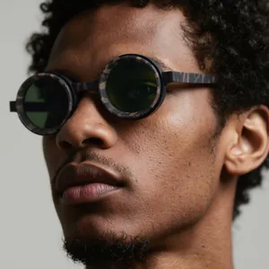 Nahaufnahme einer Retro-Sonnenbrille mit Leopardenmuster und dunklen Gläsern