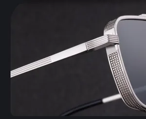 Détail de lunettes de soleil carrées argentées avec gravure métallique élégante