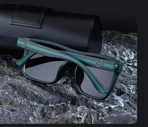Detail der matt olivgrünen Sonnenbrille mit S-Logo am Bügel und Leder-Brillenetui