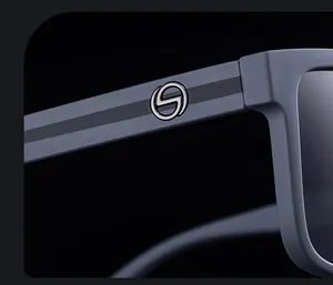 Detailansicht des mattgrauen Sonnenbrillenbügels mit einer silbernen Metall-Logo-Einlage