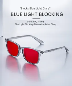 Detalle de la montura cuadrada de PC gris con lentes rojas de bloqueo de luz azul