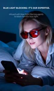 Mujer en la cama con gafas de dormir anti-luz azul con lentes rojas intensas