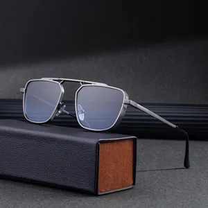 Lunettes de soleil punk pour hommes avec monture en métal et étui sur fond gris