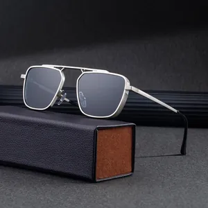 Lunettes de soleil carrées rétro avec monture argentée à double pont et étui en cuir