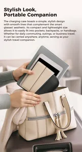 Estuche de carga de cuero sintético negro para gafas inteligentes guardado en un bolso