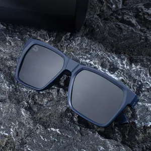 Modieuze vierkante gepolariseerde zonnebril voor heren met matblauw montuur en grijze glazen
