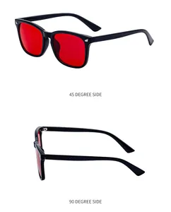 Detalles de gafas de sol cuadradas negras con lentes rojas y acentos metálicos laterales