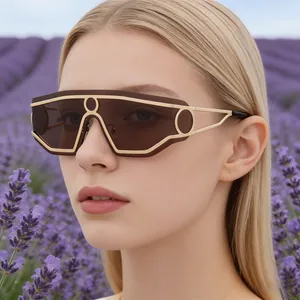 Primo piano di occhiali da sole geometrici color oro champagne con sfondo lavanda