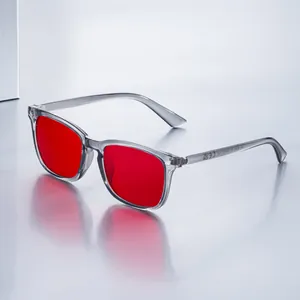 Gafas de sol cuadradas para hombre con montura gris y lentes rojas vibrantes
