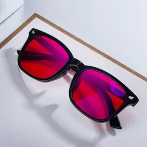 Gafas de sol cuadradas negras con lentes rosa vibrante y patillas con sello CE
