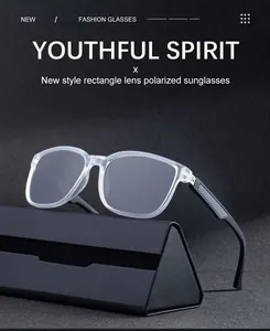 Detalle de gafas de sol polarizadas cuadradas mate con estuche rígido triangular