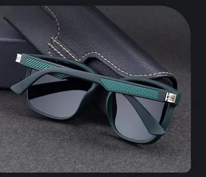 Detalle de gafas de sol cuadradas verde mate con bisagra metálica y funda de cuero
