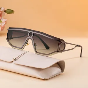 Occhiali da sole punk trendy 2025 con lenti sfumate e custodia in ecopelle color crema