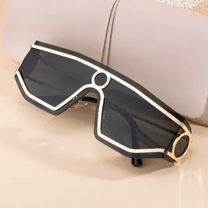 Occhiali da sole punk 2025 con montatura monoblocco dorata e lenti nere oversize