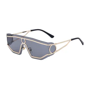 Occhiali da sole a mascherina futuristici color oro con montatura geometrica e lenti scure